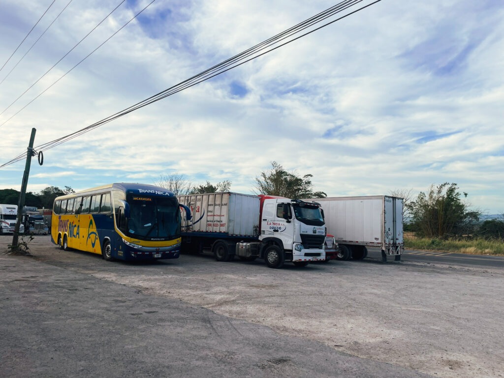 Zaparkovaný autobus Transnica vedle nákladních vozidel