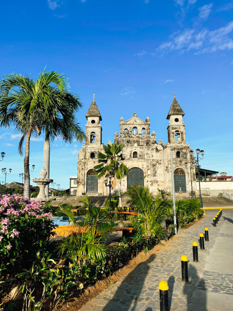 Pohled na kostel Iglesia de Guadalupe z parku